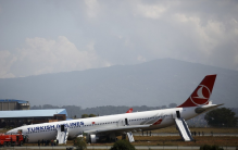 奔丧的拇指错过飞机 飞行员却打破常规掉头（人情变通）