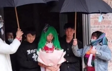 云南未成年女孩出嫁 父母太狠心了吧（丑陋风俗）