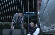 男子喝完酒发疯 路边踹老太二十多脚（酒后发疯）