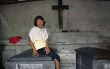 菲律宾的活死人区域 小孩子拿骨头当玩具（活死人区）