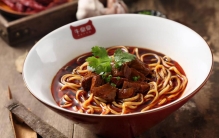 泰国出现的超大牛肉面 只要吃完就能免单（大胃王挑战）