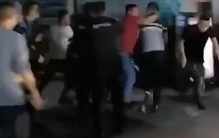 小区停车费暴涨 业主维权被物业殴打（嚣张物业）