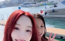 10岁甜馨在三亚游玩，站在游艇上自拍，妈妈李小璐打扮超年轻
