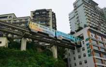 重庆的轻轨从居民楼穿过 居民会不会觉得吵？（魔幻城市）