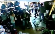 蒙面男子打砸网吧 两分钟摧毁十多台电脑（暴力复仇）