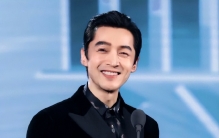 胡歌老婆黄曦宁家庭成员曝光：家境殷实有两个妹妹，爸爸做工程