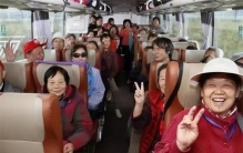 老年旅行团那么便宜 靠着什么来赚钱？（旅行团黑幕）