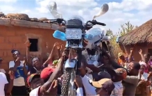 非洲医生走路看病几十年 亚洲小伙的礼物引起轰动（摩托车）