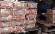 大量钞票放在路边 居然只为了求生（钞票市场）