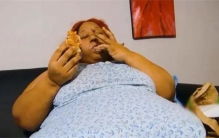 600斤的非洲胖妹 每天都在床上等待投喂（暴饮暴食）