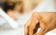 印度人用手吃饭上厕所 他们为啥这么邋遢？（印度习俗）