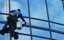 高空清理玻璃栈道 史上最玩命的工作（高空清理）