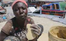 穷到吃土的国家 居然有人靠卖土赚钱（海地土饼）