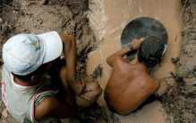 菲律宾的淘金工人有多玩命 随时都可能死掉（玩命淘金）