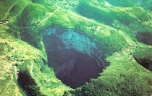 世界十大著名天坑：2010危地马拉天坑深约90米，直径20米