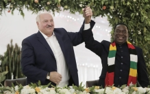 白俄罗斯总统赠津巴布韦总统一台拖拉机，对方回赠雄狮标本