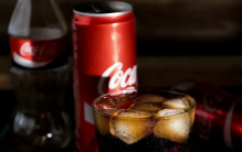 因为太缺水只能喝可乐 嫁妆都是可乐（可乐小镇）