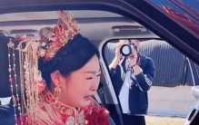 伴娘胸前挂二维码 这是结婚还是抢劫？（结婚生意）