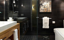 酒店里的卫生间都用透明玻璃 和你想的不一样（玻璃卫生间）