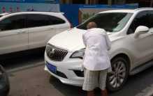 乞丐马路上拦车要钱 这算不算抢劫？（社会乱象）