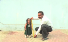 30岁女人身高不足一米 智商就像3岁小孩(性格乐观)