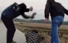 男子折磨一个小男孩 居然只是为了开心（虐待儿童）