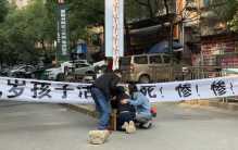 9岁男孩吊死楼顶 家长质疑受到了校园暴力（校园暴力）