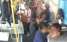 男子车上抓小偷儿 被捅伤还这么乐观（见义勇为）