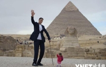 世界上最高的男人和最矮的女人相见于埃及 最萌身高差令游客驻足围观
