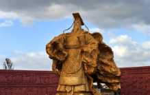 秦始皇并没有真正的死去 他一直都在陵墓中等待唤醒（只是猜测）