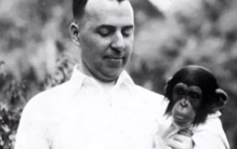 美国科学家把儿子和猩猩养在一起 9个月中止（致抑郁）