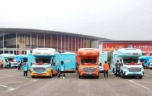 蒙古几百客车驶入中国 居然只是为了这件事（中国购物）