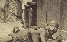 清朝年间乞丐当街耍人面蛇 让人毛骨悚然（非蛇而是人）