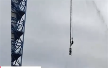 情侣蹦极倒挂滞留半空 重庆游乐园这么回应？（半空狗粮）