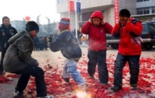 男孩儿放炮着火被烧伤 害怕挨骂却导致双腿截肢（儿童安全）