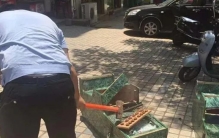 赌徒玩捕鱼机输了近万元 输红眼直接砸场子（赌徒心态）