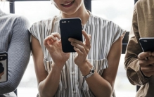 男子被女友分手 原因居然是玩手机（手机依赖）