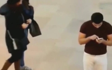 男子玩手机走路 卷进大车车底导致骨折（交通安全）