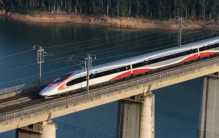 我国高铁大多都是在高架上 为啥不在地上跑？（高铁建设）