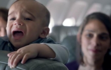 奶奶一句话惹哭孩子 全家人被请下飞机（熊孩子）