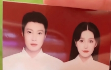 赵本山女儿晒结婚证照，男方表情严肃，双眼圆瞪相当认真