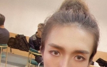 李启言可以借助外骨骼走完整个走廊，家人和女友激动落泪