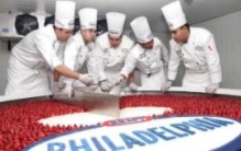 世界上最大的芝士蛋糕：重达2吨（55位厨师协力制作）