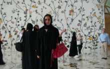 在迪拜遇到穿着黑袍的女性 为啥不能接触？（迪拜风俗）