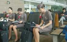 飞机上的乘客们休息的时候 空姐都在做什么？（空姐工作）