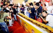 世界上最长的油条：单单炸锅就有4米(用了25斤面粉)