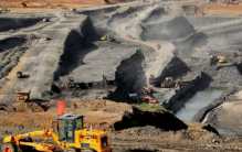 露天煤矿煤层厚度五十多米 开采了200年变成这样（旅游景点）