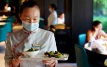 服务员用酒瓶砸顾客 什么深仇大恨？（暴力服务）