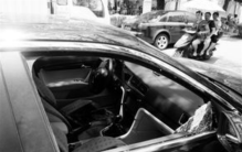 男子砸车窗偷了十几元现金 获得八个月有期徒刑（违法犯罪）