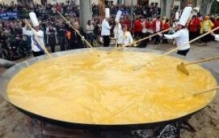 世界上最大的煎蛋：耗费5214个鸡蛋（蛋壳堆成小山）